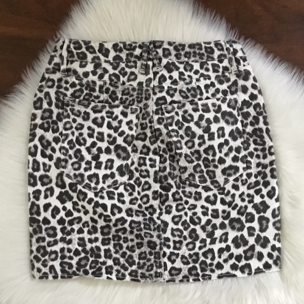 Good American Leopard Mini Skirt Raw Hem Size 4 - Picture 4 of 8
